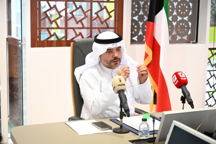 د.خالد العجمي معلنا اسم أحد الفائزين