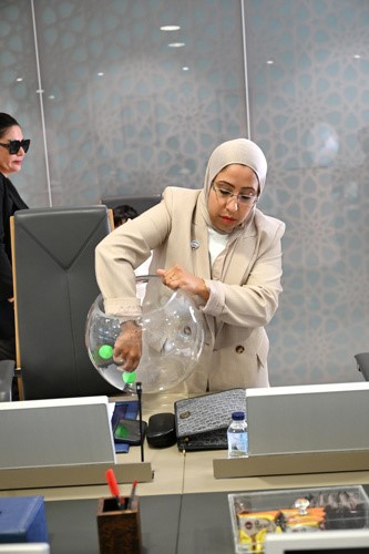 مريم العوض خلال عملية السحب (متين غوزال)