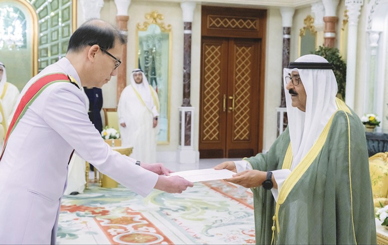 صاحب السمو الأمير الشيخ مشعل الأحمد متسلما أوراق اعتماد السفير سونغتشاي تشايباتييوت سفيرا لمملكة تايلند