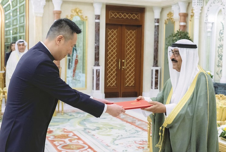 صاحب السمو الأمير الشيخ مشعل الأحمد خلال تسلمه أوراق اعتماد السفير يانغ شين سفيرا لجمهورية الصين الشعبية