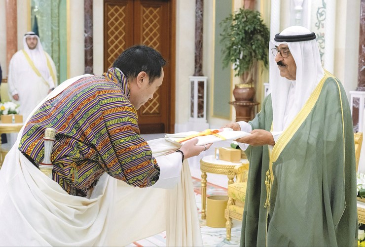 صاحب السمو الأمير الشيخ مشعل الأحمد يتسلم أوراق اعتماد السفير بوب دورجي سفيرا لمملكة بوتان