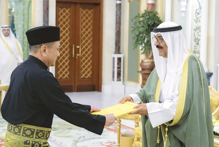 صاحب السمو الأمير الشيخ مشعل الأحمد خلال تسلمه أوراق اعتماد السفير سوليني سعيد سفيرا لبروناي دار السلام