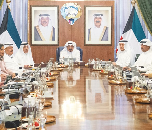 رئيس الوزراء سمو الشيخ أحمد العبدالله مترئسا جلسة مجلس الوزراء