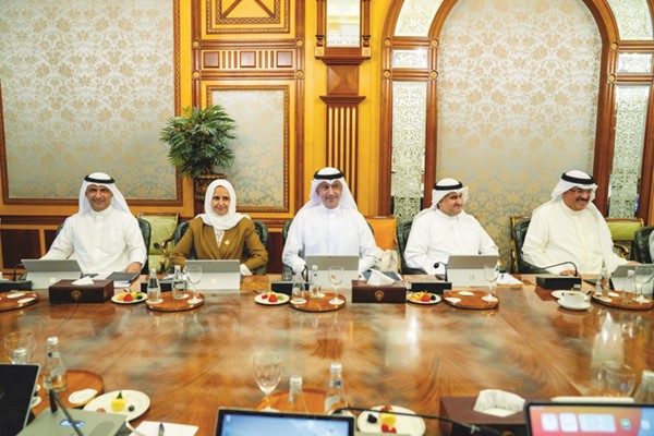 عبدالعزيز المرزوق ود.ريم الفليج وأسامة بودي والمستشار ناصر السميط وم.سيد جلال الطبطبائي