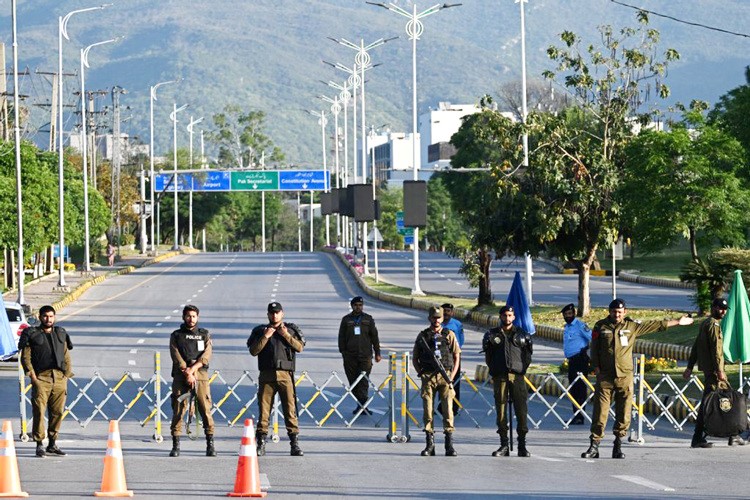 حراسة امنية مشددة على طريق مغلق يؤدي إلى فندق سيرينا في المنطقة الحمراء بإسلام آباد حيث يتوقع ان تعقد الجولة الثانية من المحادثات الاميركية الايرانية (أ.ف.پ)