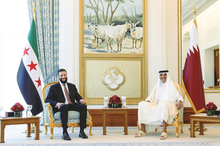 صاحب السمو الشيخ تميم بن حمد آل ثاني أمير دولة قطر مستقبلا الرئيس السوري أحمد الشرع في الدوحة أمس