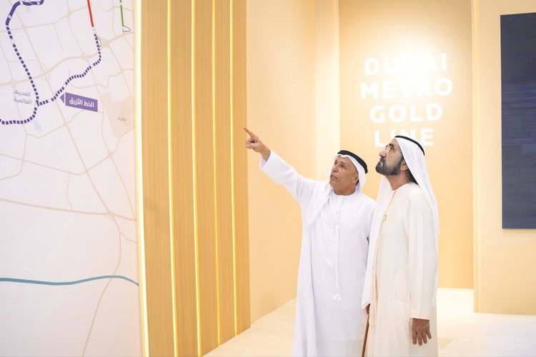 نائب رئيس دولة الإمارات رئيس مجلس الوزراء حاكم دبي صاحب السمو الشيخ محمد بن راشد آل مكتوم يستمع إلى شرح حول المشروع الضخم
