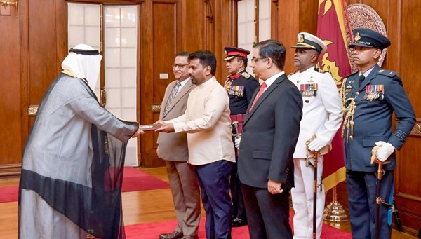 سفير الكويت لدى سريلانكا يقدم أوراق اعتماده لرئيس الجمهورية