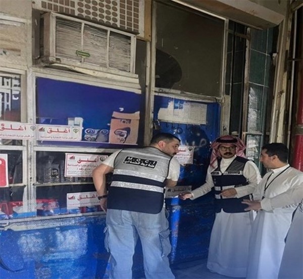 «التجارة»: ضبط مخزن يقوم بتجميع الإطارات المستعملة وإعادة تنظيفها تمهيداً لعرضها وبيعها للمستهلكين