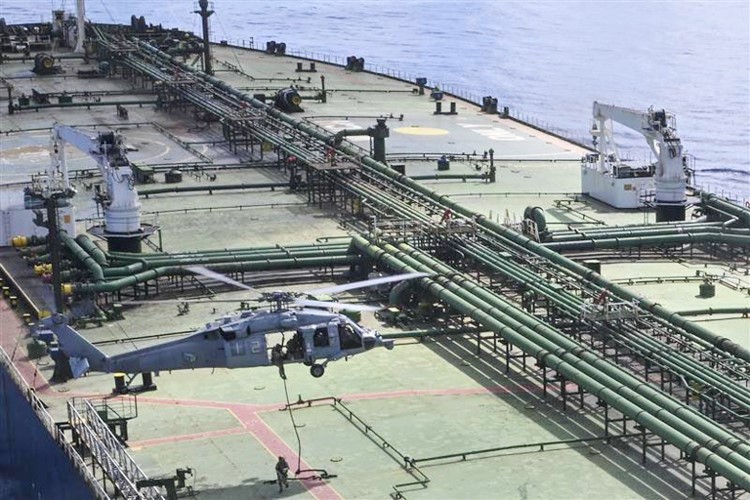 صورة نشرتها وزارة الحرب لقيام القوات الأميركية بعملية اعتراض بحري على متن السفينة الخاضعة للعقوبات إم/تي ماجستيك إكس التي كانت تنقل النفط من إيران في المحيط الهندي