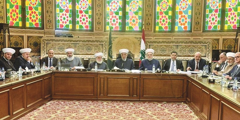 مفتي لبنان الشيخ عبداللطيف دريان مترئسا جلسة المجلس الشرعي الإسلامي الأعلى في دار الفتوى (محمود الطويل)