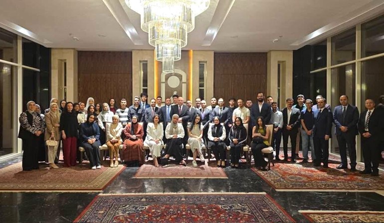 السفير المصري محمد أبو الوفا مع الحضور والمشاركين في اللقاء