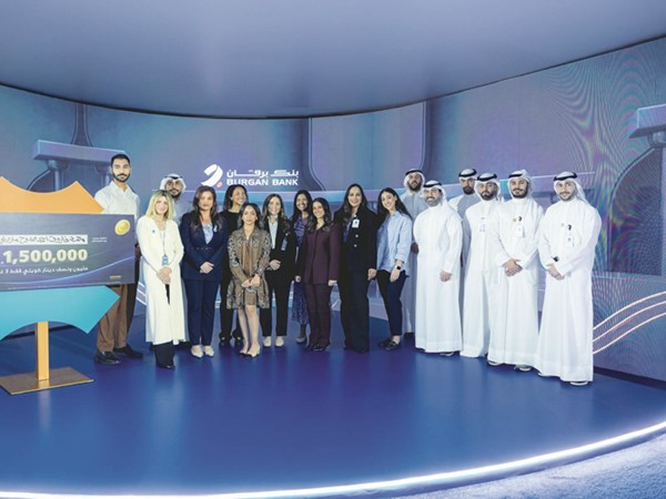 جانب من احتفاء الإدارة العليا وفريق بنك برقان بتتويج المليونير الرابع ضمن سحوبات كنز برقان