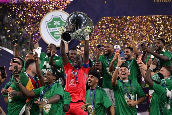 يايسله مدرب الأهلي السعودي بعد التتويج بلقب آسيا : سنحتفل يومين ثم نفكر في الدوري