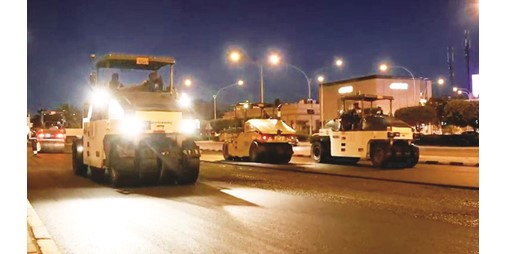 «الأشغال» تواصل تنفيذ صيانة الطرق في «النزهة»