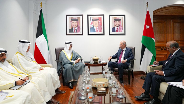 وزير الخارجية الشيخ جراح الجابر خلال المباحثات مع نائب رئيس الوزراء ووزير الخارجية وشؤون المغتربين بالمملكة الأردنية أيمن الصفدي