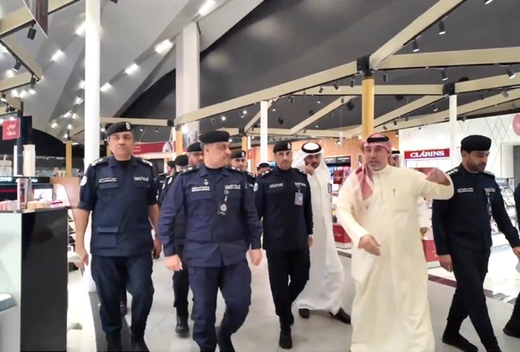 وكيل وزارة الداخلية اللواء عبدالوهاب الوهيب خلال جولة تفقدية بالمطار