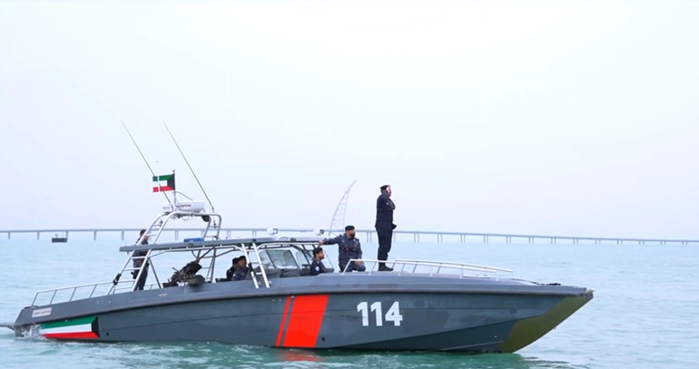 وكيل وزارة الداخلية اللواء عبدالوهاب الوهيب خلال جولة بحرية شملت عددا من المواقع التابعة لقطاع خفر السواحل