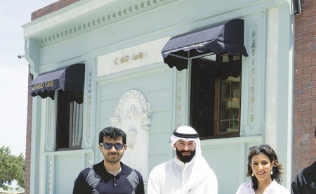 «الخليج» يواصل دعم المشروعات الكويتية ويهدي عملاءه «كيكة العرفج»