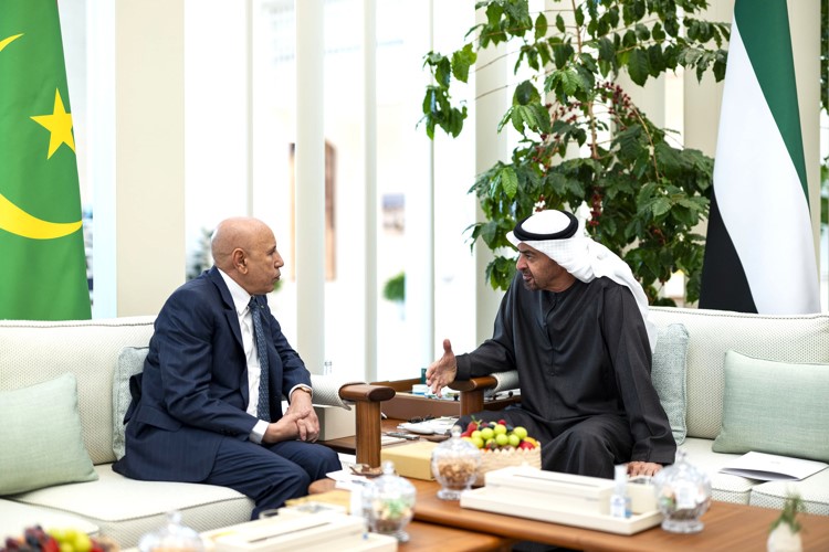 صاحب السمو الشيخ محمد بن زايد آل نهيان رئيس دولة الامارات مستقبلا نظيره الموريتاني محمد ولد الشيخ الغزواني (وام)