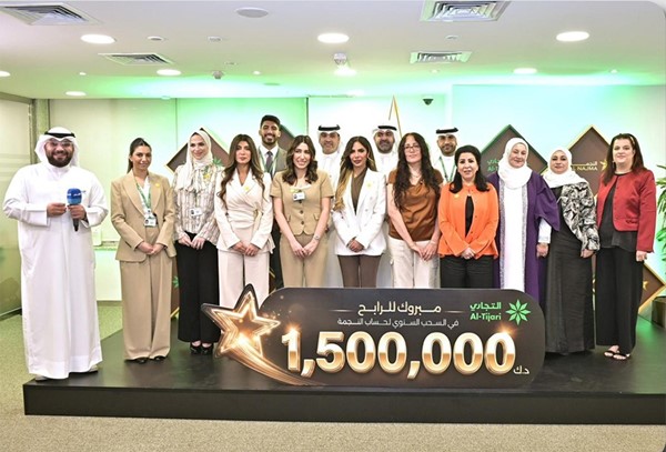 «التجاري» يصنع لحظة استثنائية.. تتويج جديد خلال استقبال الفائز الثامن بجائزة «النجمة الكبرى» بمبلغ مليون ونصف المليون دينار