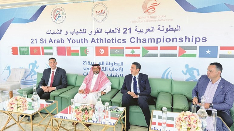 رئيس الاتحاد العربي وكبار المسؤولين خلال افتتاح البطولة