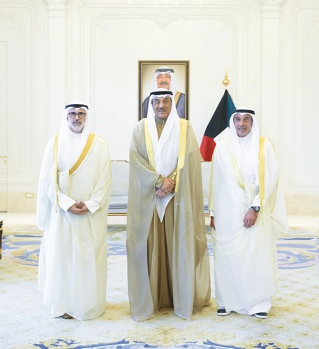 سمو ولي العهد الشيخ صباح الخالد مستقبلا وزير الخارجية الشيخ جراح الجابر ونائب وزير الخارجية حمد المشعان