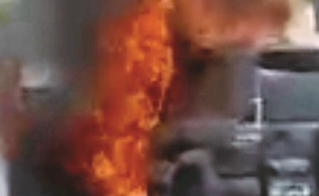 حريق يلتهم مركبة حديثة في الشويخ الصناعية