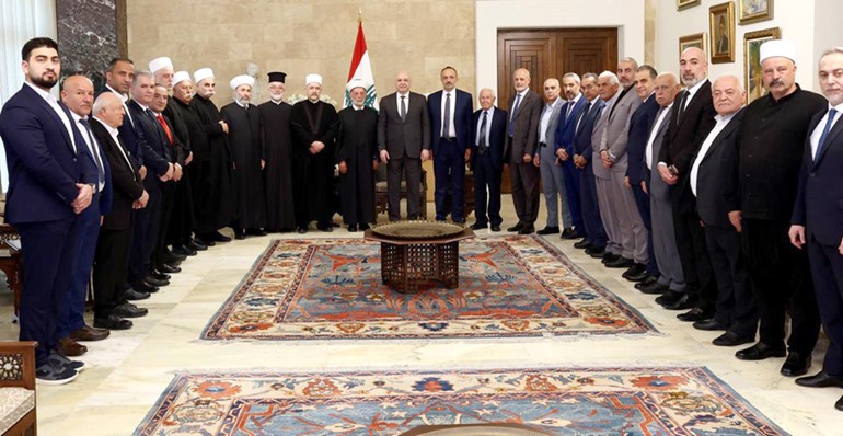 رئيس الجمهورية جوزف عون مستقبلا وفدا من أبناء مناطق حاصبيا ومرجعيون والعرقوب واتحاد البلديات فيها (محمود الطويل)