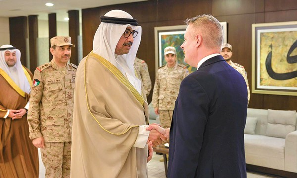 وزير الدفاع بحث التعاون في المجالات العسكرية والدفاعية مع وزير الدولة لشؤون الجاهزية والصناعة الدفاعية البريطاني