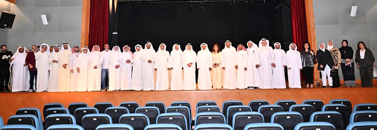 المشاركون في الاجتماع في صورة جماعية