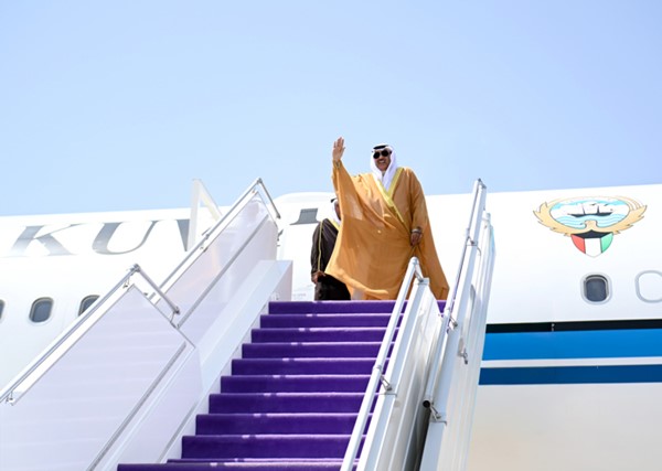 ممثل صاحب السمو الأمير الشيخ مشعل الأحمد سمو ولي العهد  الشيخ صباح الخالد يحيي مودعيه لدى مغادرته جدة