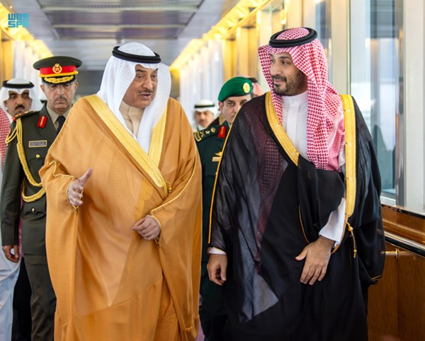 ممثل صاحب السمو الأمير الشيخ مشعل الأحمد سمو ولي العهد الشيخ صباح الخالد لدى وصوله إلى مطار الملك عبدالعزيز الدولي في جدة  وفي استقباله صاحب السمو الملكي الأمير محمد بن سلمان ولي العهد رئيس مجلس الوزراء في المملكة العربية السعودية
