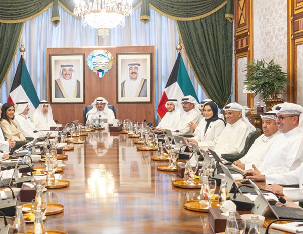 رئيس الوزراء سمو الشيخ أحمد العبدالله مترئسا جلسة مجلس الوزراء