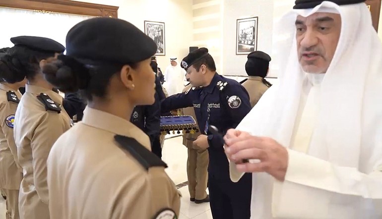 النائب الأول لرئيس مجلس الوزراء ووزير الداخلية الشيخ فهد اليوسف خلال تقليد إحدى الضابطات رتبتها الجديدة