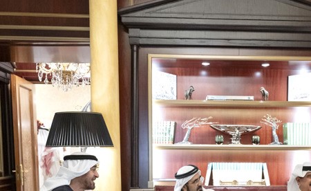 رئيس الإمارات يلتقي ملك البحرين بحضور محمد بن راشد ومنصور بن زايد