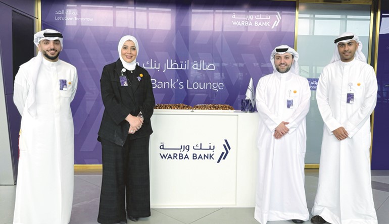  وربة يودع المسافرين عبر مبنى الركاب T4