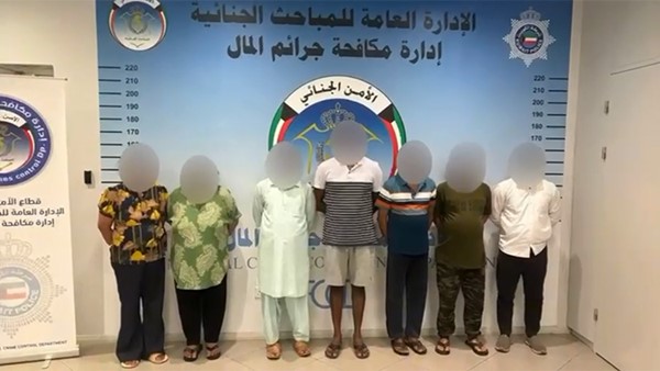 بالفيديو..«الجنائية» تداهم مطبخا مركزيا مخالفا داخل عقار سكني وتضبط 7 عمال بالتنسيق مع الهيئة العامة للغذاء والتغذية