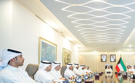 رئيس الوزراء ترأس اجتماعاً حكومياً بشأن متطلبات فاتف: الالتزام بالمعايير الدولية واستكمال جميع الاشتراطات