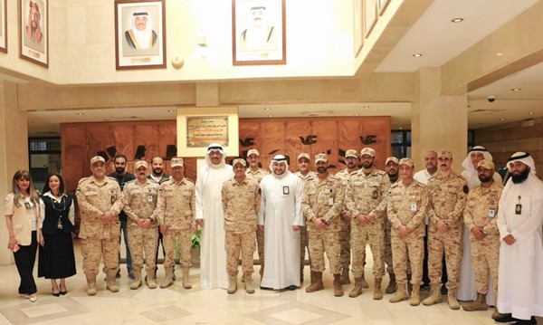  وزير الدفاع الشيخ عبدالله العلي متوسطا وكيل وزارة الدفاع الشيخ د.عبدالله المشعل وعددا من كبار الضباط القادة بالجيش خلال زيارة تفقدية إلى قطاع الشؤون الفنية 