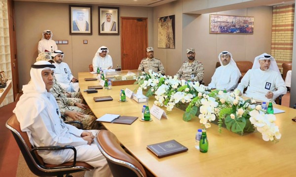  وزير الدفاع الشيخ عبدالله العلي مترئسا اجتماعا خلال زيارته إلى قطاع الشؤون الفنية بحضور وكيل وزارة الدفاع الشيخ د.عبدالله المشعل وعدد من القادة