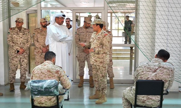 وزير الدفاع الشيخ عبدالله العلي خلال زيارة تفقدية لكلية مبارك العبدالله للقيادة والأركان المشتركة بحضور آمر الكلية اللواء الركن طيار فهد الخرينج