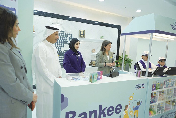عصام الصقر ود.رنا الفارس في جناح الوطني الخاص ببرنامج Bankee