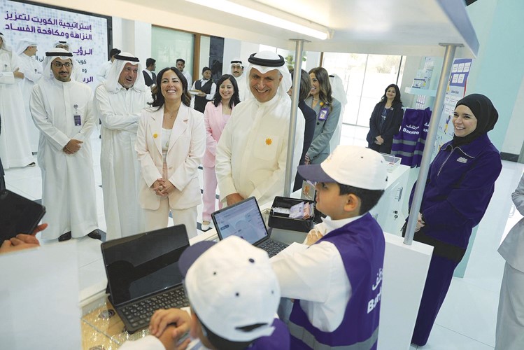 عصام الصقر خلال لقاء مع طلبة مشاركين في برنامج Bankee