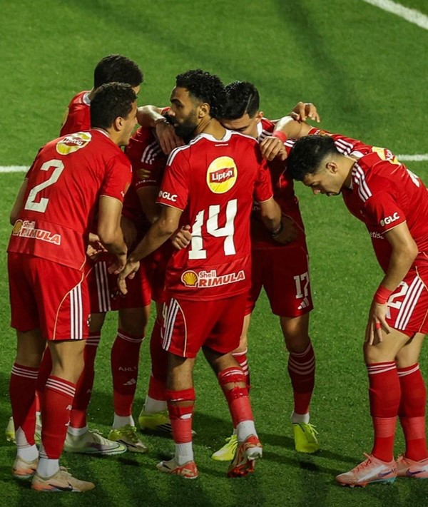 الأهلي يهزم الزمالك بثلاثية نظيفة في قمة الدوري المصري