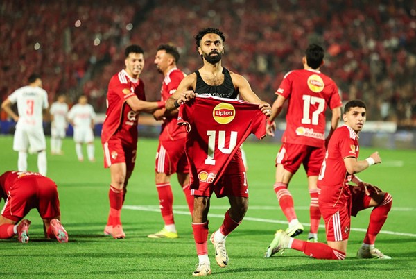 الأهلي يهزم الزمالك بثلاثية نظيفة في قمة الدوري المصري
