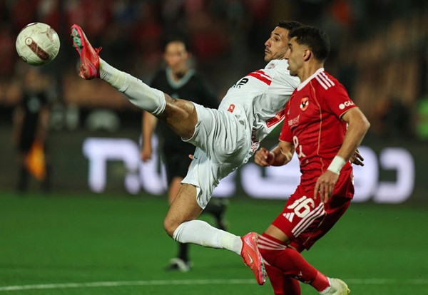 الأهلي يهزم الزمالك بثلاثية نظيفة في قمة الدوري المصري