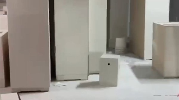 بالفيديو.. ضبط منجرة غير مرخصة داخل أحد جواخير الهجن