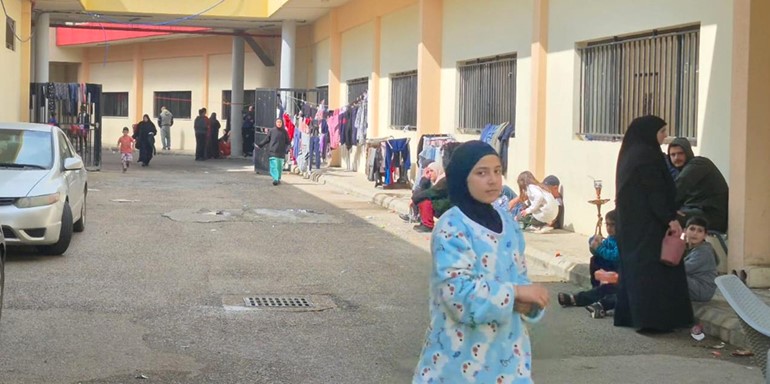 تزايد أعداد النازحين في إقليم الخروب بعد الهدنة ومناشدات لتأمين المستلزمات وسط مخاوف من انتشار الأمراض