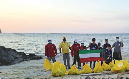 «الغوص» يرفع 3 أطنان من الأسماك النافقة بساحلي «الوطية» و«الشويخ» خلال أسبوعين
